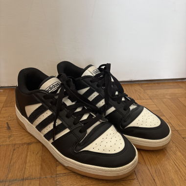 Baskets adidas noires et blanches