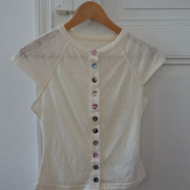 Haut à manches courtes avec patte boutonnée