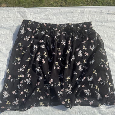 Jupe noire à petits fleurs