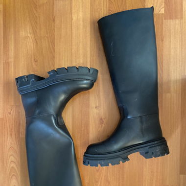 Black boots 