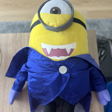 Pupazzo di peluche Minion costume da vampiro