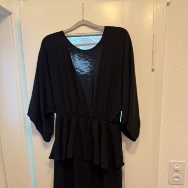 Rückenfreies Kleid von NA-KD 