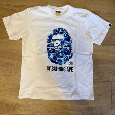 T-shirt bianca BAPE con camo blu