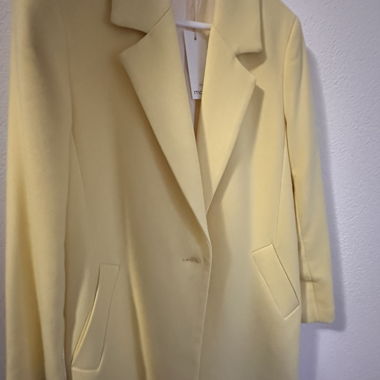 Gelber Blazer mit Motiven