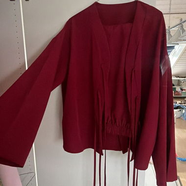 Blusa bordeaux in due pezzi con pantaloni
