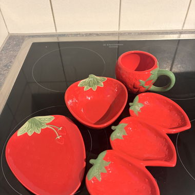 Set di ciotoline a forma di fragola con tazza