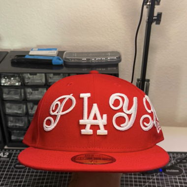 Cappellino Rosso Fitted Personalizzato „pLAyboy“ (TAGLIA 7 ¾)