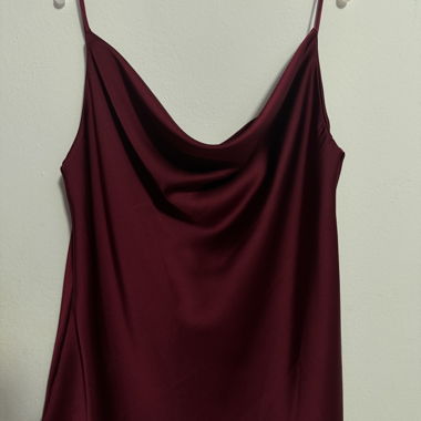 Top aus bordeauxfarbenem Satin mit dünnen Trägern