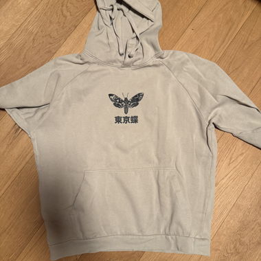 Sweat à capuche beige avec papillon
