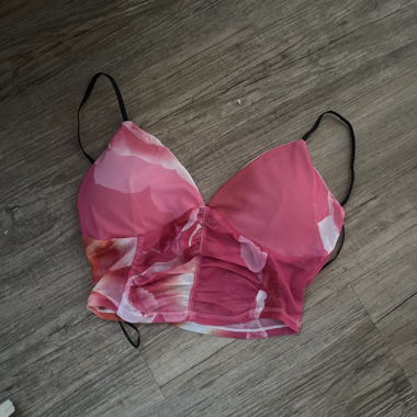 Rosa Blumen-Crop-Top