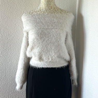 Pull duveteux blanc à épaules dénudées