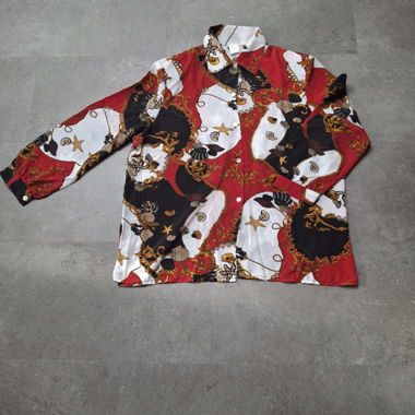 Chemise rétro rouge et noire à boutons