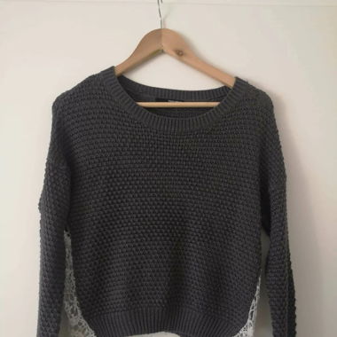 Grauer Pulli mit Spitze 