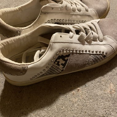 Weiße Nietbesetzte Sneaker