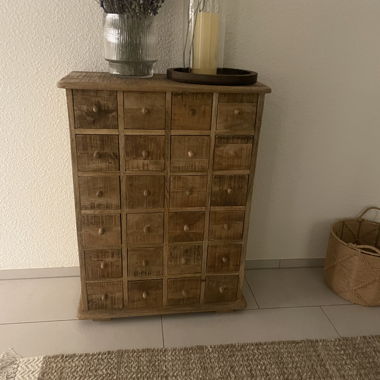 Cassettiera in legno con molti cassetti