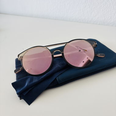 Runde Sonnenbrille Le Specs mit rosa Gläsern