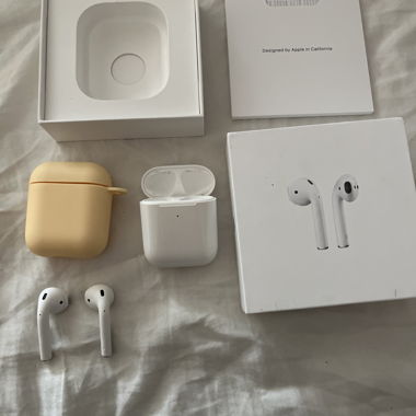 Apple AirPods con custodia di ricarica