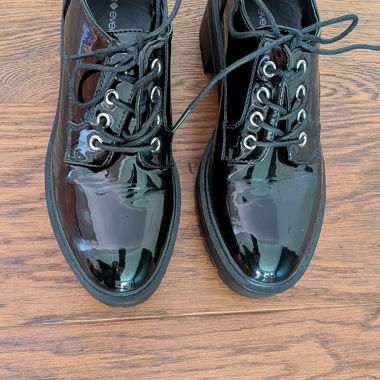 Schwarze Lack-Schnürschuhe