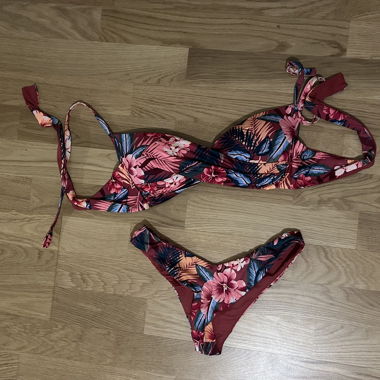 Bikini floral rouge