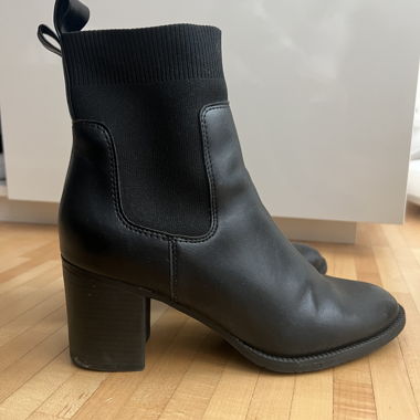 Schwarze Stiefeletten