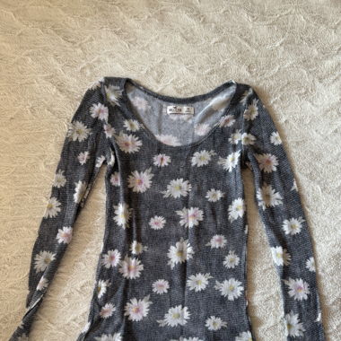 Oberteil mit Gänseblümchen