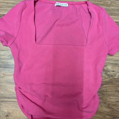 Top rosa con scollo quadrato