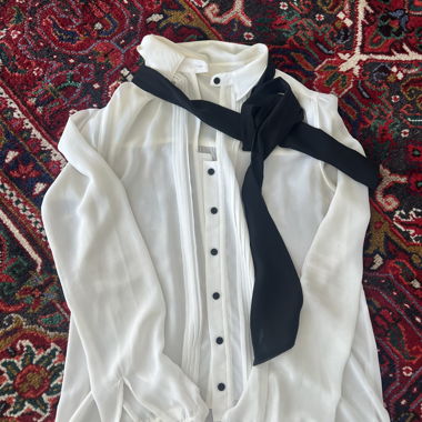 Blouse blanche avec nœud noir