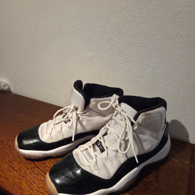 Sneaker alte bianche e nere