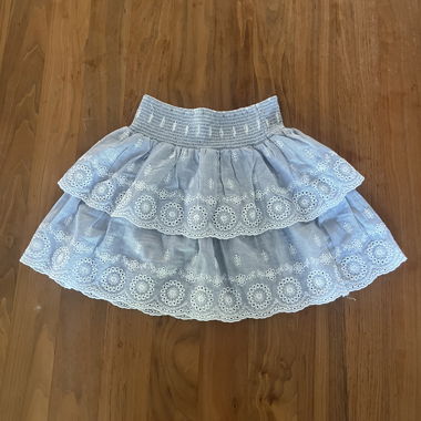Jupe bleu clair discrète