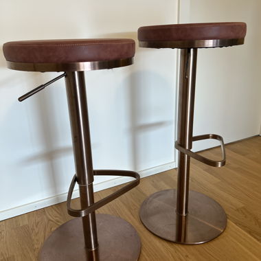 Set mit 2 höhenverstellbaren Barhockern Livique
