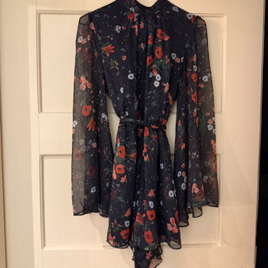 Vestito nero con motivo floreale e cintura da annodare