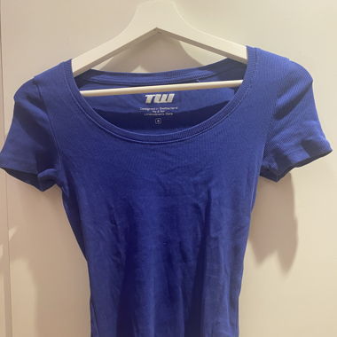 T-shirt aderente blu reale