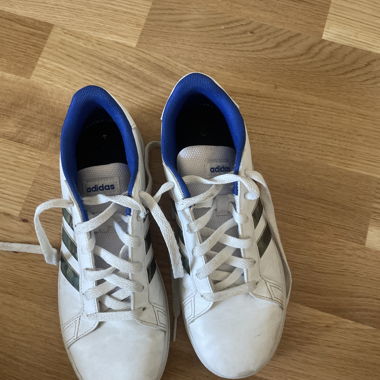 Weisse Adidas-Sneaker