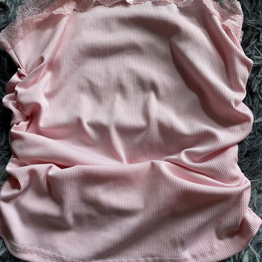 Top en dentelle rose en tissu côtelé