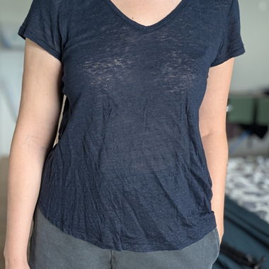 Navy blue V-neck linen T-shirt (100%)