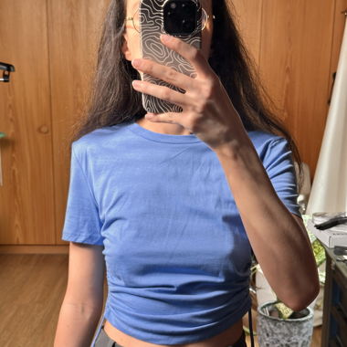 Blue cropped t-shirt with rushed detail