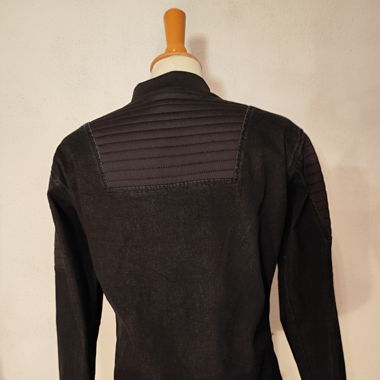 Stylische schwarze Jeansjacke Grösse S