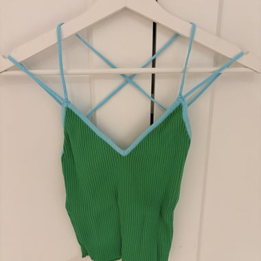 Crop top côtelé vert à bretelles avec bretelles bleues
