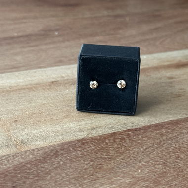 Ohrstecker mit Steinen (leicht braunbeige)
