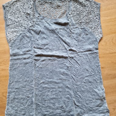 T-shirt grigio con pizzo