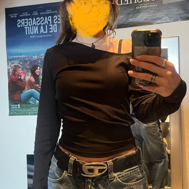 Top scollato a manica lunga