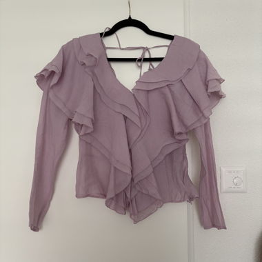 Blusa lilla con volant