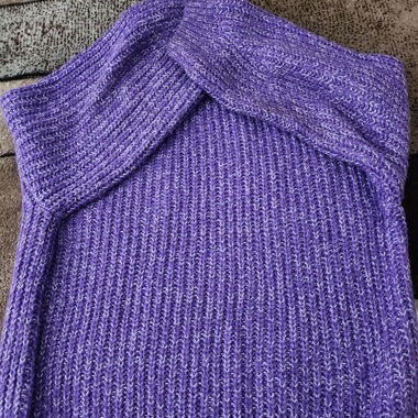 Lila Strickpullover mit Stehkragen
