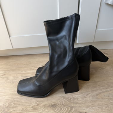 Black heeled boots