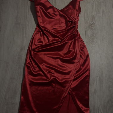 Robe rouge métro 