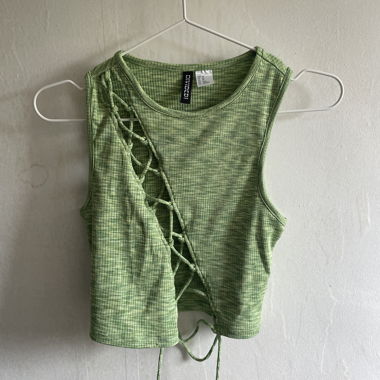 Gruenes Tanktop mit Schnuerung