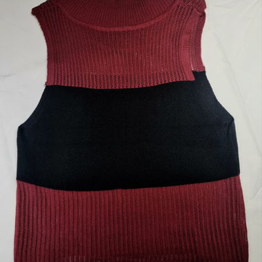 Top court sans manches rayé rouge et noir