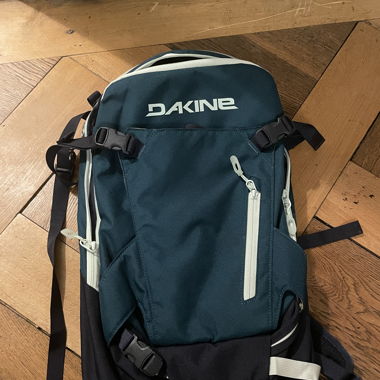 Dakine helipack 12