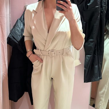 Combinaison beige avec ceinture