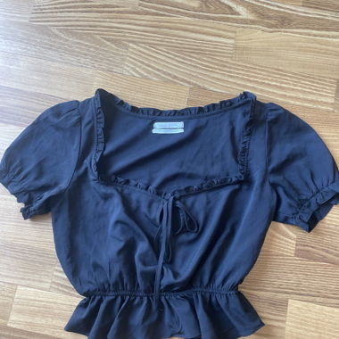 Camicia nera con volant